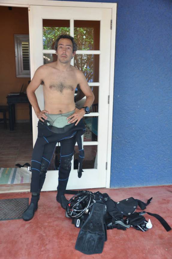 Preparado para nosso primeiro mergulho em Kralendijk, em Bonaire. É só atravessar a rua...